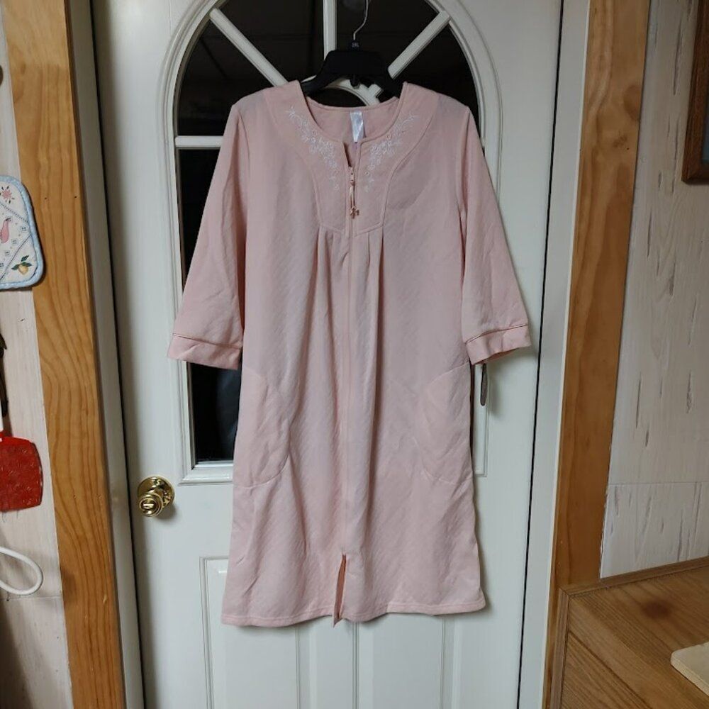 New Secret Treasures Full Zip Diamond Solid Rose Duster Size Women's Small 4/6